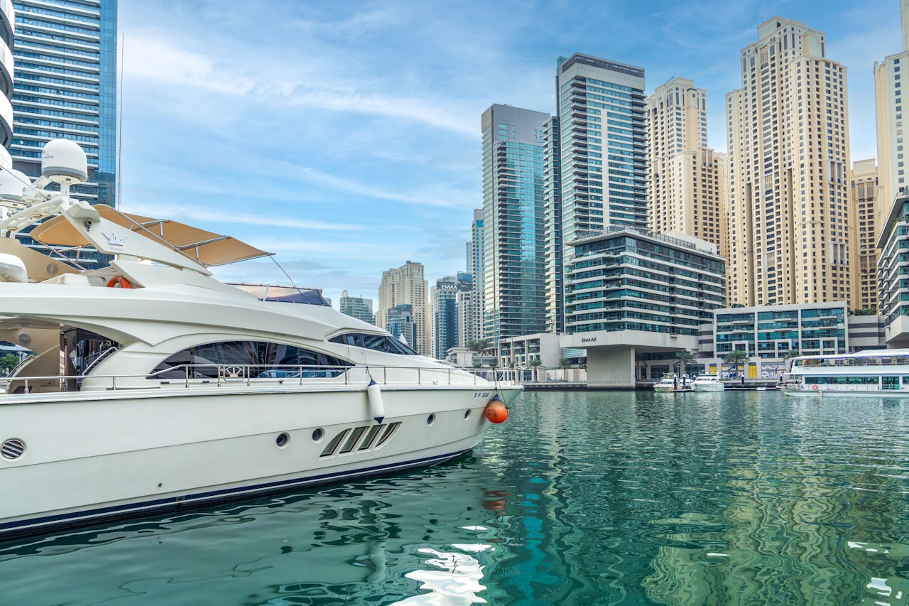 Luxusyachten am Hafen und Marina Walk in Dubai Marina