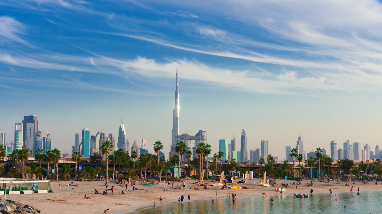 Dubai Marina Strand mit Blick auf Jumeirah Beach Residence