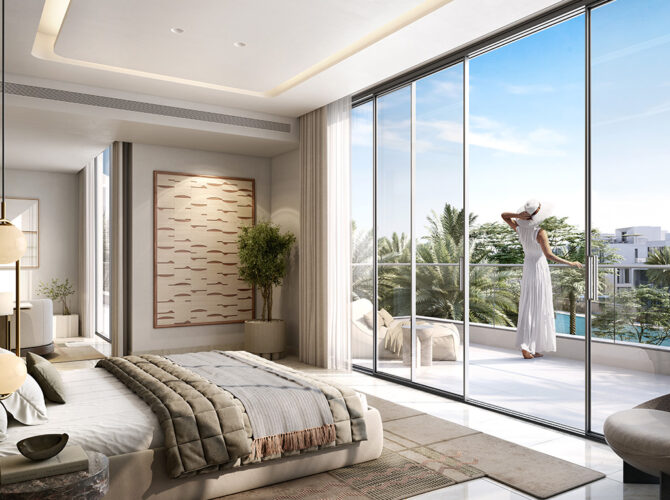 Ein wohlhabendes und luxuriöses Wohnzimmer mit Fensterwand, das auf eine Terrasse öffnet auf der eine Frau steht und den Anblick auf den Pool und die tropischen Pflanzen genießt. Das Interior zeigt eine gehobene Qualität und Verarbeitung von Materialien. Dies ist ein realistisches 3D Bild des Entwicklers als Vision für für die Villas von Mirage bei The Oasis. Jetzt auf nikvandamme.ae entdecken.