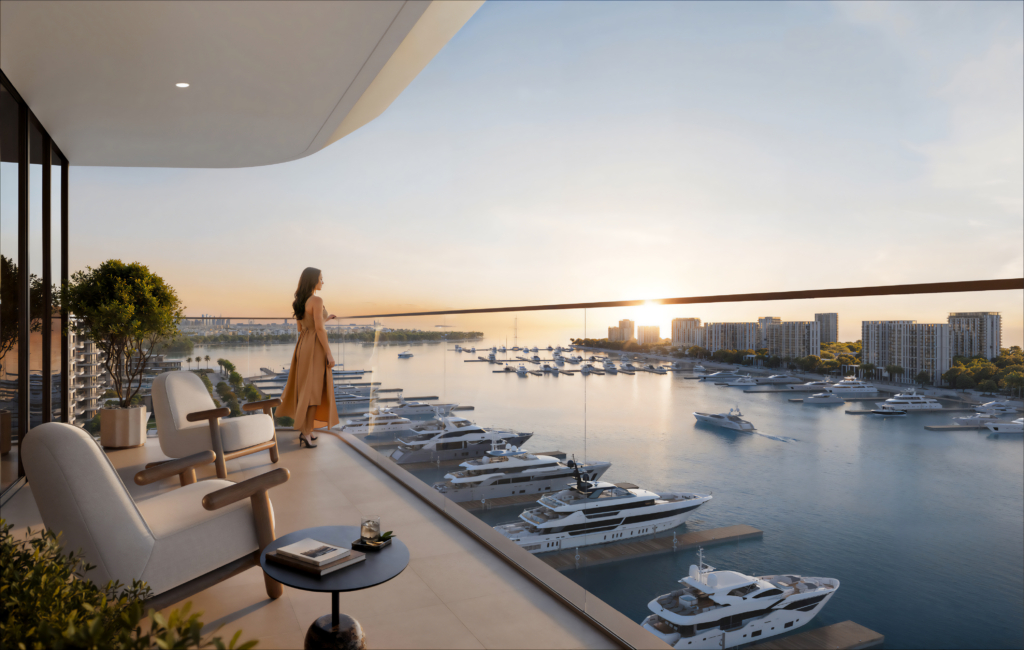 Frau auf dem Balkon einer Baystar by Vida Wohnung in Dubai mit Blick auf die Rashid Marina bei Sonnenuntergang. Luxuriöse Yachten liegen im Hafen, stilvolle Outdoor-Möbel schaffen eine exklusive Atmosphäre. Die Szene vermittelt Ruhe, Weitblick und maritimen Lifestyle.