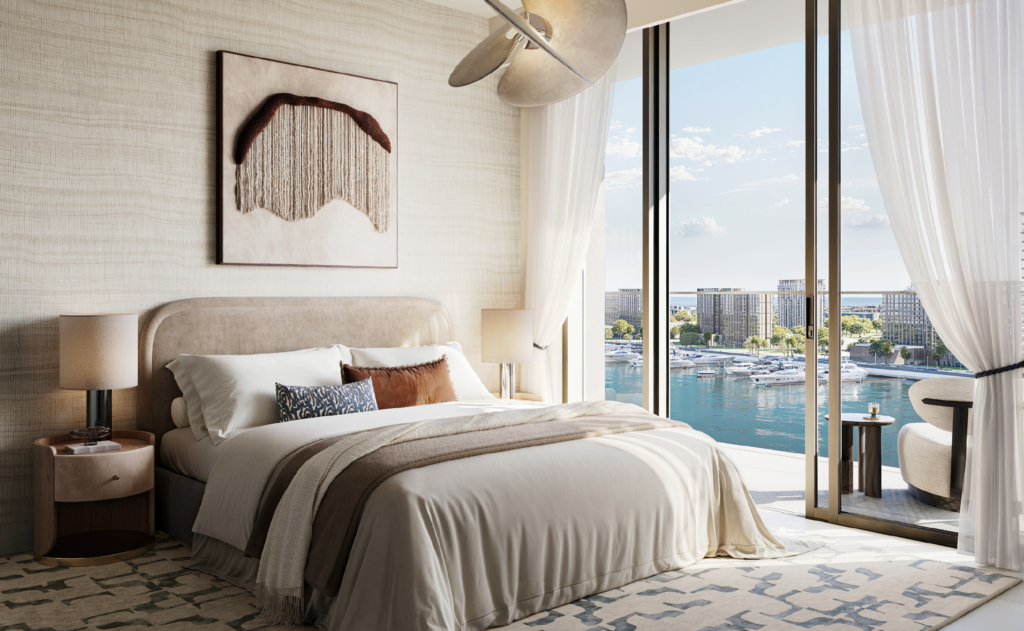 Hochwertig eingerichtetes Schlafzimmer in den Baystar by Vida Residences in Duba, bodentiefe Fenster mit Blick auf die Marina, stilvolle Naturtöne, moderne Einrichtung mit Designdetails, gemütliches Doppelbett und elegantes Interior-Konzept vom Bauträger Emaar.