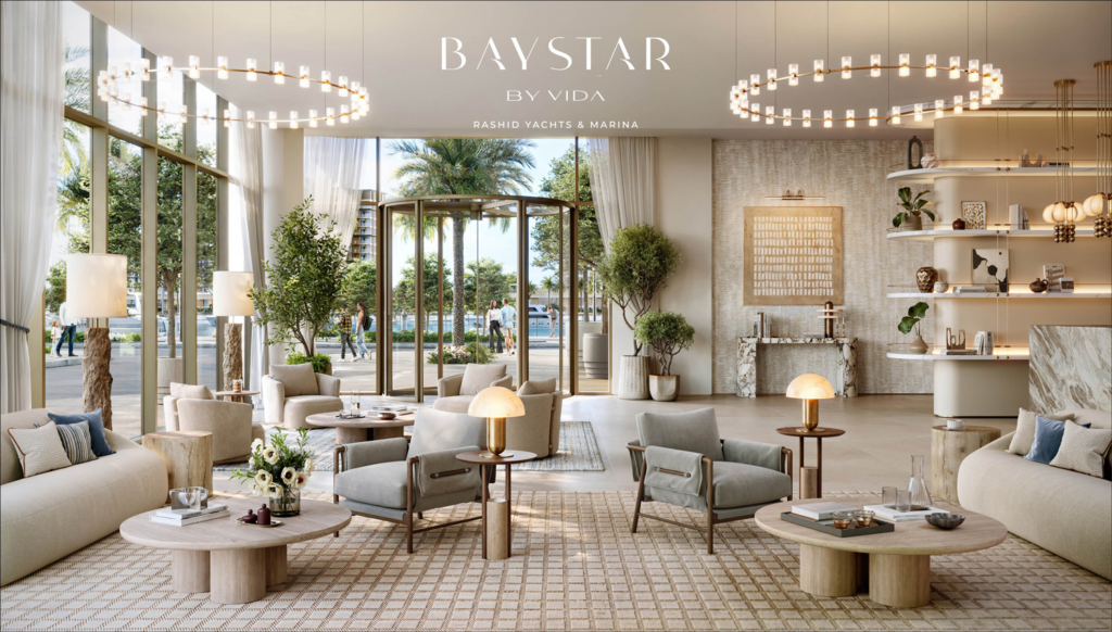 Elegante Lobby der Baystar by Vida Residenzen in Dubai mit großzügiger Glasfront, hochwertigen Designmöbeln in Naturtönen, stilvoller Dekoration und entspannter Lounge-Atmosphäre. Große Leuchtringe an der Decke und Palmen vor dem Eingang unterstreichen den exklusiven Charakter.